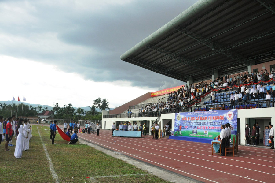 Sân vận động huyện Núi Thành đáp ứng yêu cầu tổ chức môn bóng đá và điền kinh Hội khỏe Phù Đổng toàn quốc.