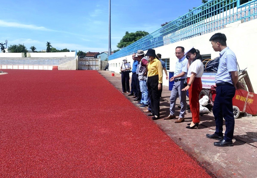 Lãnh đạo tỉnh Quảng Nam kiểm tra đường chạy môn điền kinh tại sân vận động Tam Kỳ.