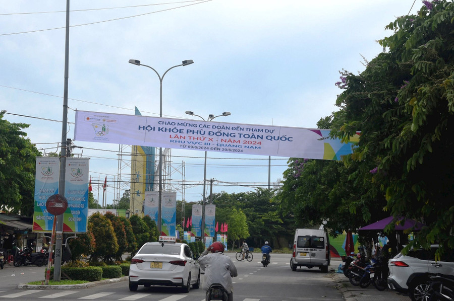 Biểu ngữ, băng rôn chào đón VĐV các tỉnh, thành phố về tham dự Hội khỏe Phù Đổng toàn quốc được giăng lên khắp các tuyến phố ở Quảng Nam.