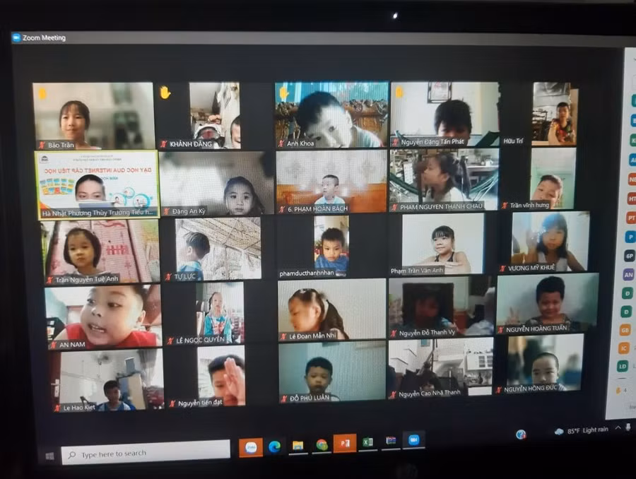 Học sinh Trường TH Bông Sao tham gia lớp học trực tuyến qua Zoom (Ảnh: NTCC)