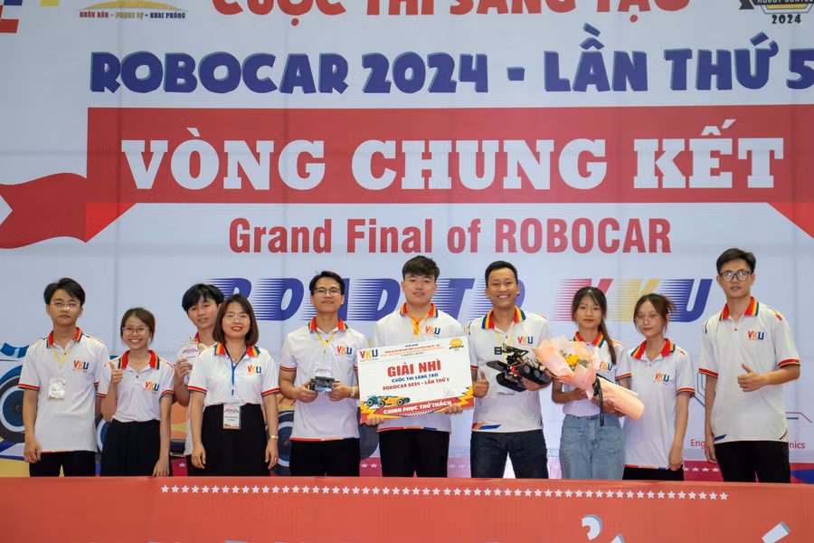 Ban tổ chức trao giải Nhì cho đội thi Aquafina.