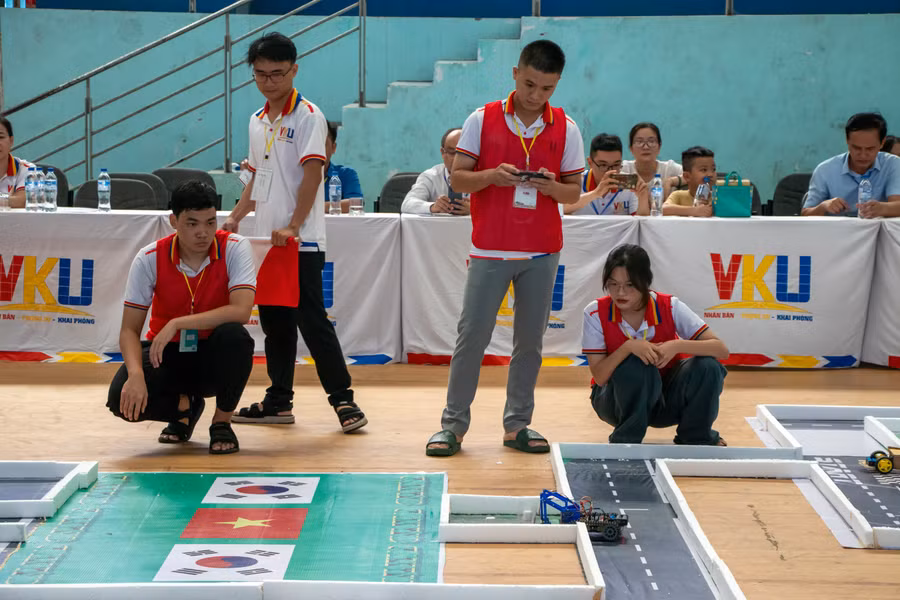 Các đội điều khiển RoboCar tham gia các phần thi do Ban tổ chức đặt ra.