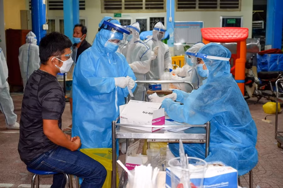 Lực lượng y tế lấy mẫu xét nghiệm các trường hợp liên quan đến ca nghi nhiễm Covid-19 để phòng dịch (Ảnh: HCDC).