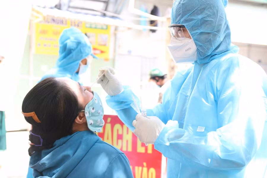 Lực lượng y tế lấy mẫu xét nghiệp trường hợp liên quan đến ca nhiễm Covid -19 để phòng dịch. (Ảnh: HCDC).
