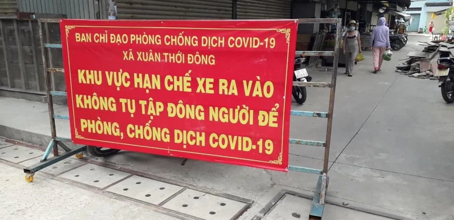 Lực lượng chức năng xã Xuân Thới Đông- Hóc Môn lập chốt phong tỏa khu vực chợ để phòng dịch Covid-19 (Ảnh: HCDC)