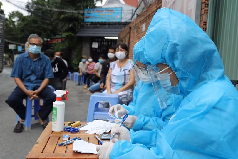 HCDC truy vết lấy mẫu xét nghiệm các trường hợp nhiễm Covid-19 để phòng dịch. (Ảnh: HCDC).