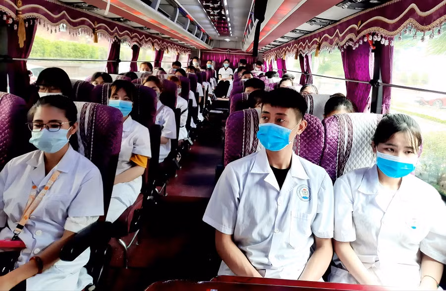 Đoàn sinh viên tình nguyện trường ĐH Y - Dược (ĐH Thái Nguyên) lên đường đến Bắc Ninh hỗ trợ chống dịch Covid-19.