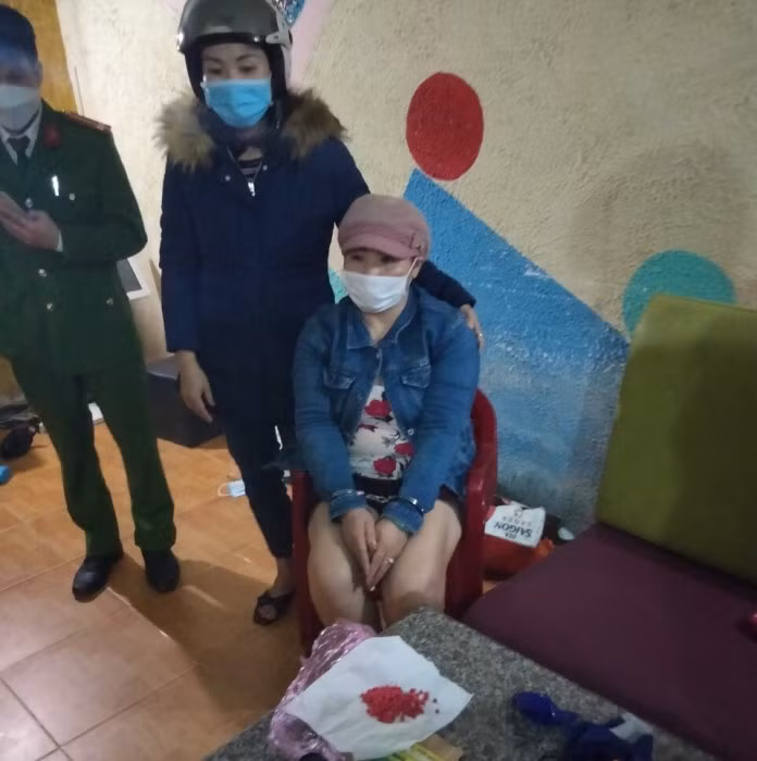 Đối tượng Trần Thị Thạch cùng số ma tuý.