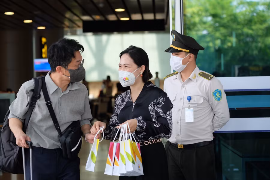 Đại diện Sở Du lịch tặng quà lưu niệm cho du khách.