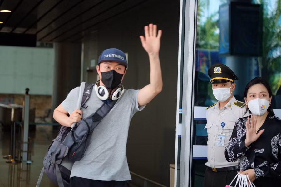 Các du khách Hàn Quốc xuống Sân bay Quốc tế Đà Nẵng.