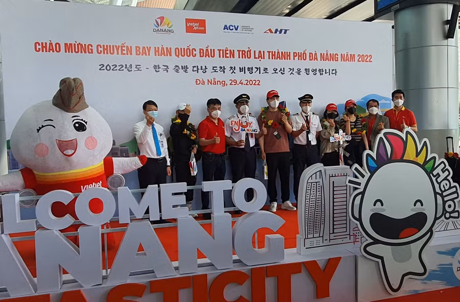 Chuyến bay VJ879 đầu tiên hạ cánh vào ngày 29/4 đưa hơn 220 hành khách từ Incheon (Hàn Quốc) đến với Đà Nẵng.