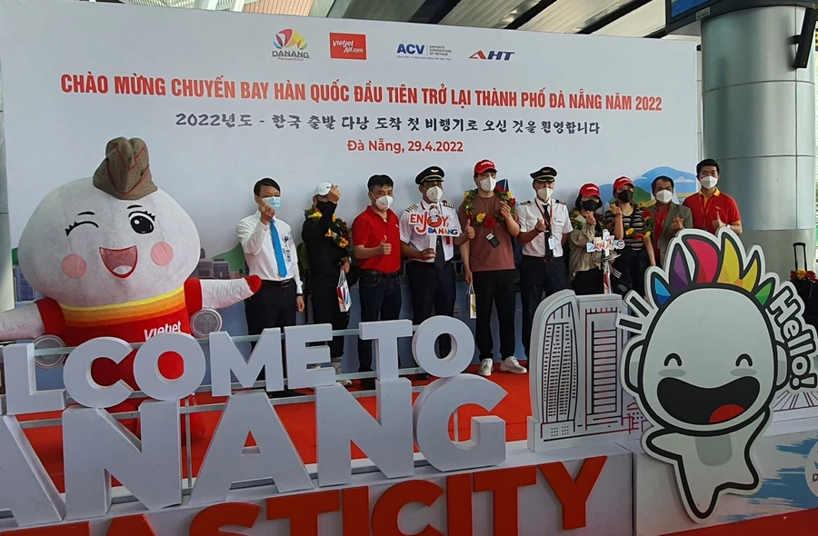 Chuyến bay VJ879 đầu tiên hạ cánh vào ngày 29/4 đưa hơn 220 hành khách từ Incheon (Hàn Quốc) đến với Đà Nẵng.