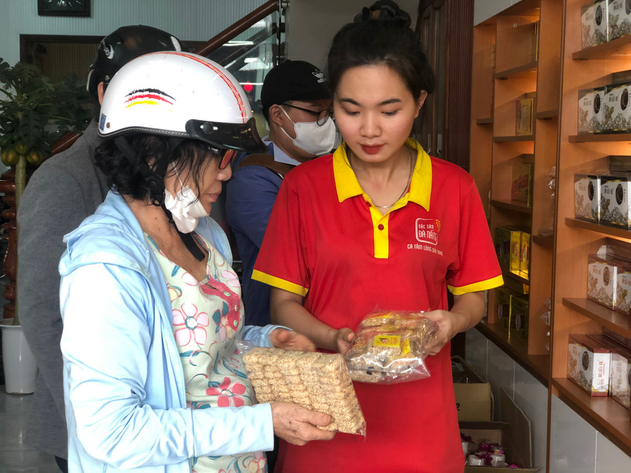 Người dân lựa chọn đặc sản bánh khô mè Bà Liễu Mẹ để sử dụng trong ngày Tết.