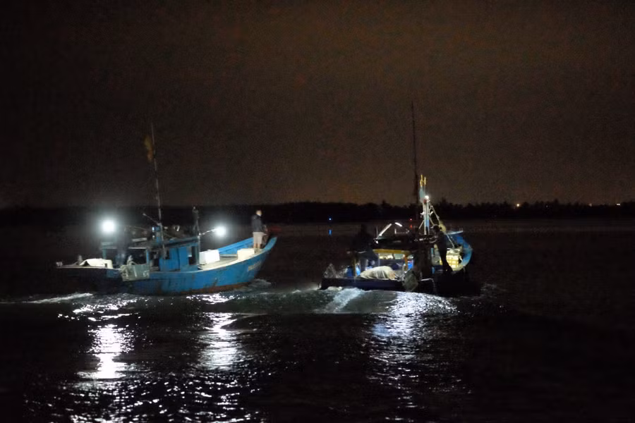 Đến 19h30 đêm 26/2, hàng trăm người gồm người dân, công an, lực lượng biên phòng và Quân khu V đang tiếp tục tìm kiếm 4 nạn nhân mất tích trong vụ lật cano trên biển Cửa Đại, TP Hội An, Quảng Nam.