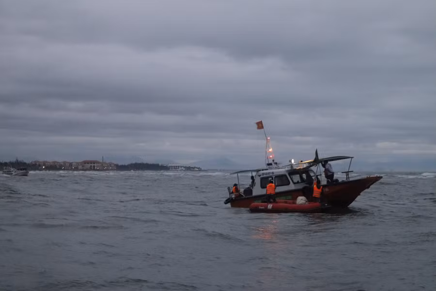 Vụ việc xảy ra chiều cùng ngày trên vùng biển Cửa Đại, TP Hội An, Quảng Nam. Cano chở người tham quan đảo Cù Lao Chàm. Trên đường từ Cù Lao Chàm vào Cửa Đại thì bị lật. Thời điểm bị lật trên cano có 39 người.
