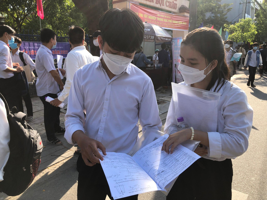 Em Trương Ngọc Trí trao đổi với bạn mình sau khi kết thúc thi môn Toán. Em Trương Ngọc Trí trao đổi với bạn mình sau khi kết thúc thi môn Toán.