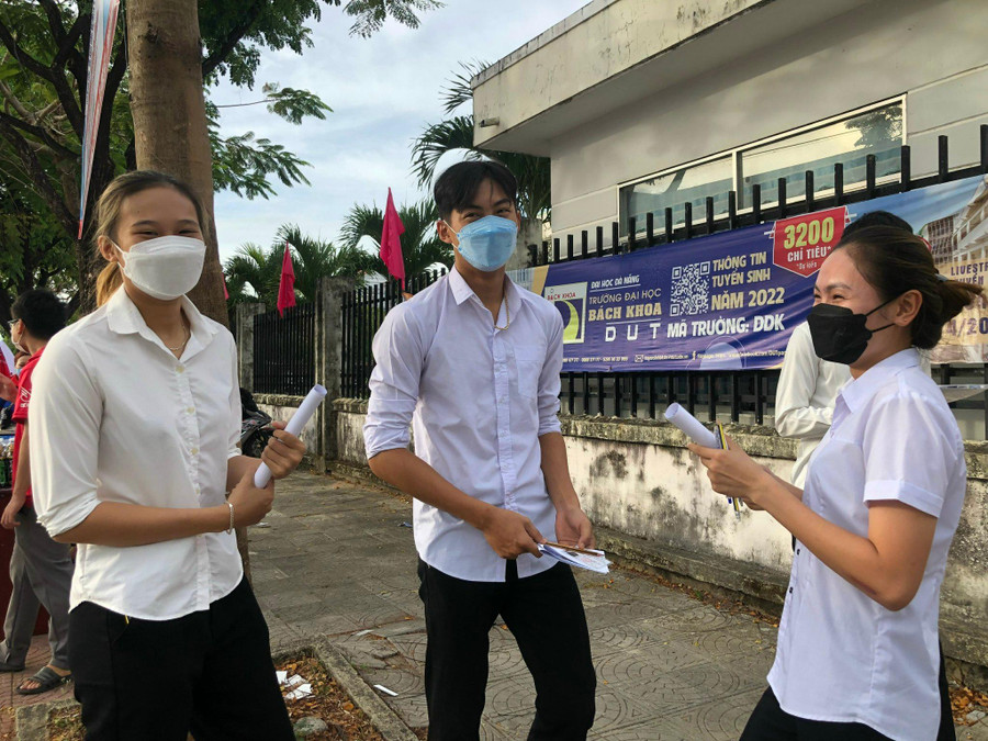 Nhiều thí sinh cũng có tâm lý thoải mái trước khi bước vào phòng thi. Nhiều thí sinh cũng có tâm lý thoải mái trước khi bước vào phòng thi.