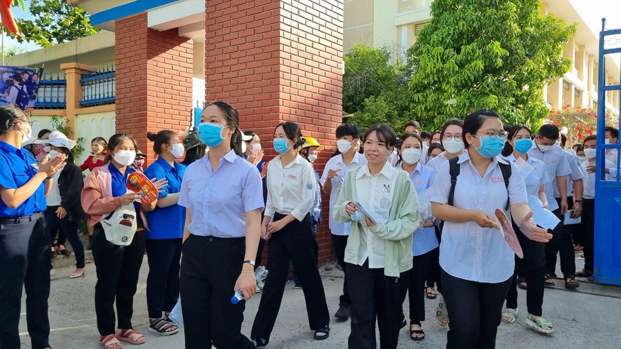 Thí sinh ở Trường THPT chuyên Lê Khiết ra về sau khi hoàn thành bài thi môn Toán. Thí sinh ở Trường THPT chuyên Lê Khiết ra về sau khi hoàn thành bài thi môn Toán.