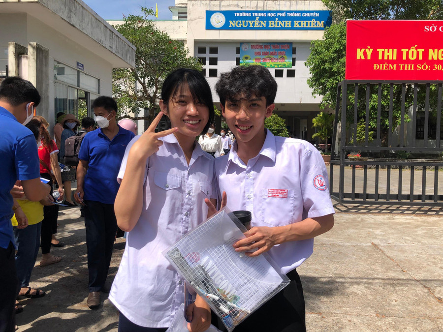 Thí sinh Võ Thiện Bảo (bên phải) cười tươi sau khi hoàn thành môn thi Ngữ Văn. Thí sinh Võ Thiện Bảo (bên phải) cười tươi sau khi hoàn thành môn thi Ngữ Văn.