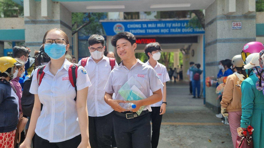 Thí sinh vui vẻ rời phòng thi. Thí sinh vui vẻ rời phòng thi.