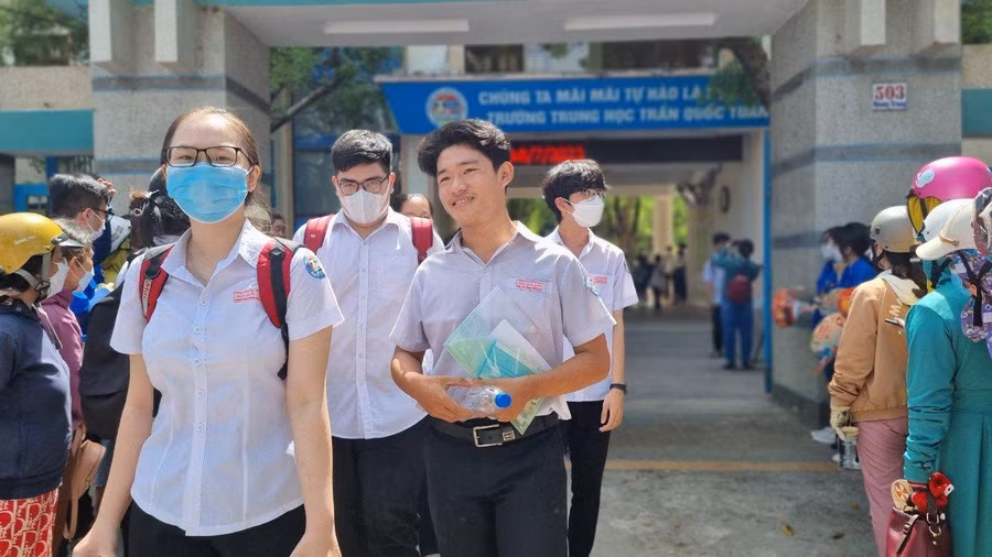 Thí sinh vui vẻ rời phòng thi.