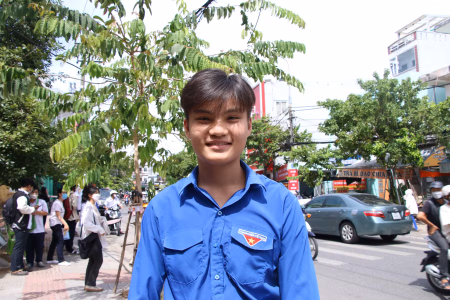 Em Gia Bảo học sinh lớp 11 được Chi đoàn Trường THPT Thanh Khê lựa chọn tham gia hỗ trợ thí sinh.