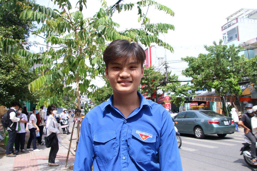 Em Gia Bảo học sinh lớp 11 được Chi đoàn Trường THPT Thanh Khê lựa chọn tham gia hỗ trợ thí sinh. Em Gia Bảo học sinh lớp 11 được Chi đoàn Trường THPT Thanh Khê lựa chọn tham gia hỗ trợ thí sinh.