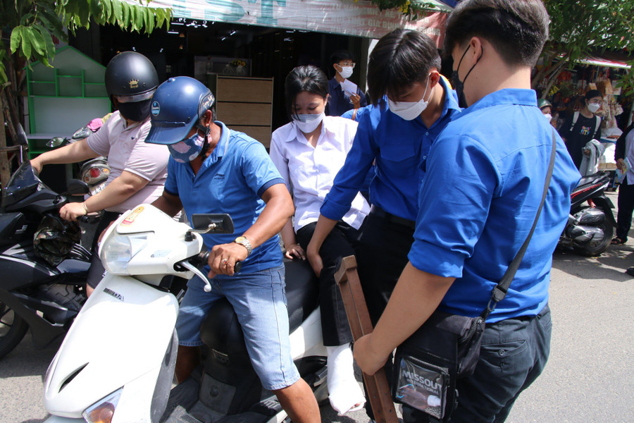 Thí sinh Hà Thúy L. được các tình nguyện viên hỗ trợ đưa ra xe sau khi hoàn thành bài thi. Thí sinh Hà Thúy L. được các tình nguyện viên hỗ trợ đưa ra xe sau khi hoàn thành bài thi.