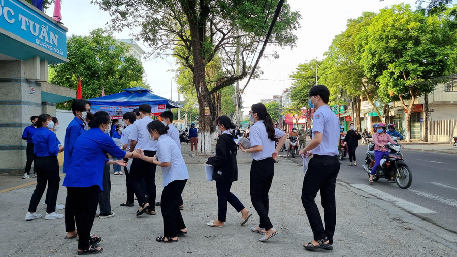 Tình nguyện viên phát nước cho các thí sinh trước khi bước vào phòng thi. Tình nguyện viên phát nước cho các thí sinh trước khi bước vào phòng thi.