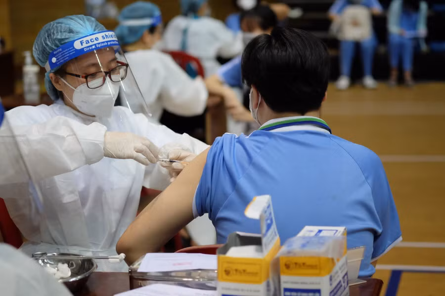 Bắt đầu tiêm vắc xin phòng Covid-19 cho học sinh.