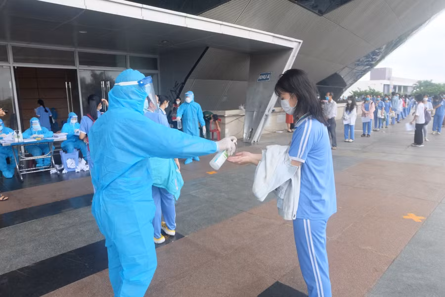 Theo ghi nhận của PV báo GD&amp;TĐ tại điểm tiêm Cung thể thao Tiên Sơn, học sinh được đo thân nhiệt, rửa tay sát khuẩn trước khi vào điểm tiêm chủng.