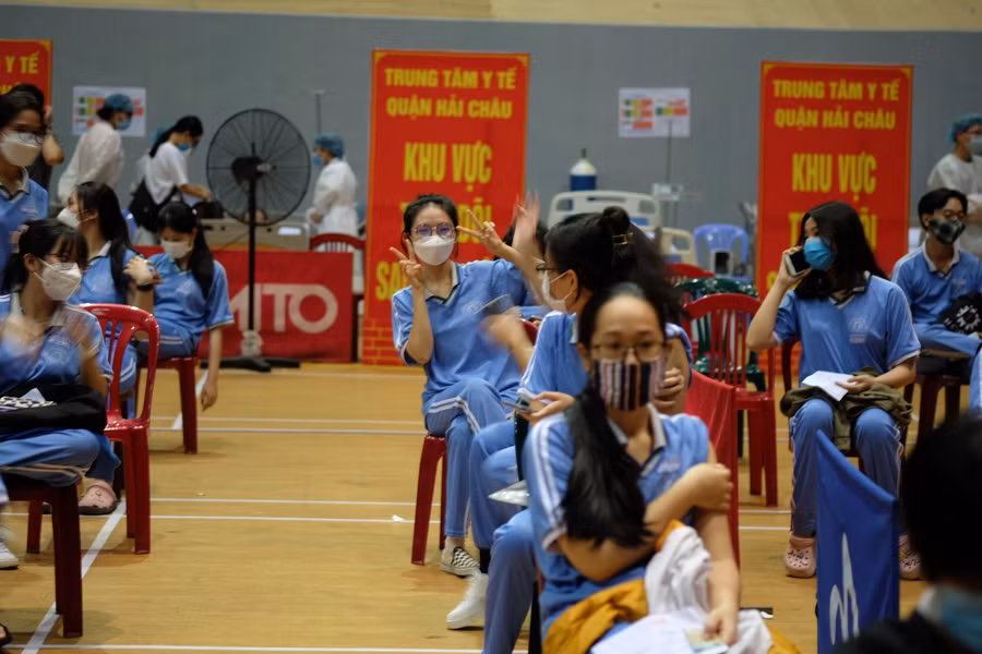 Sau khi tiêm học sinh ngồi theo dõi 30 phút tại khu vực theo dõi sau tiêm.