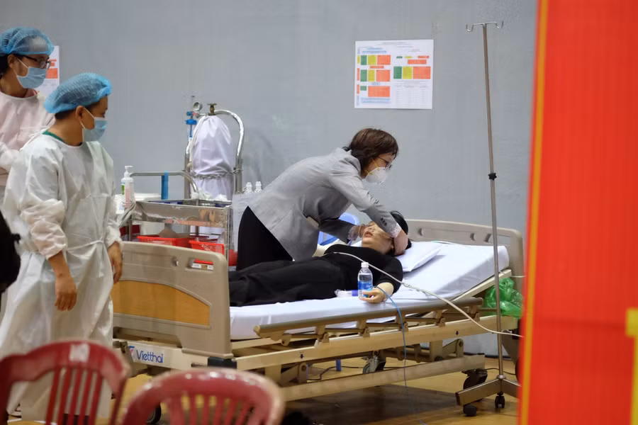 Bác sĩ Trần Thanh Thủy - Phó Giám đốc Sở Y tế TP Đà Nẵng khám và theo dõi 1 học sinh bị phản ứng sau khi tiêm vắc xin.