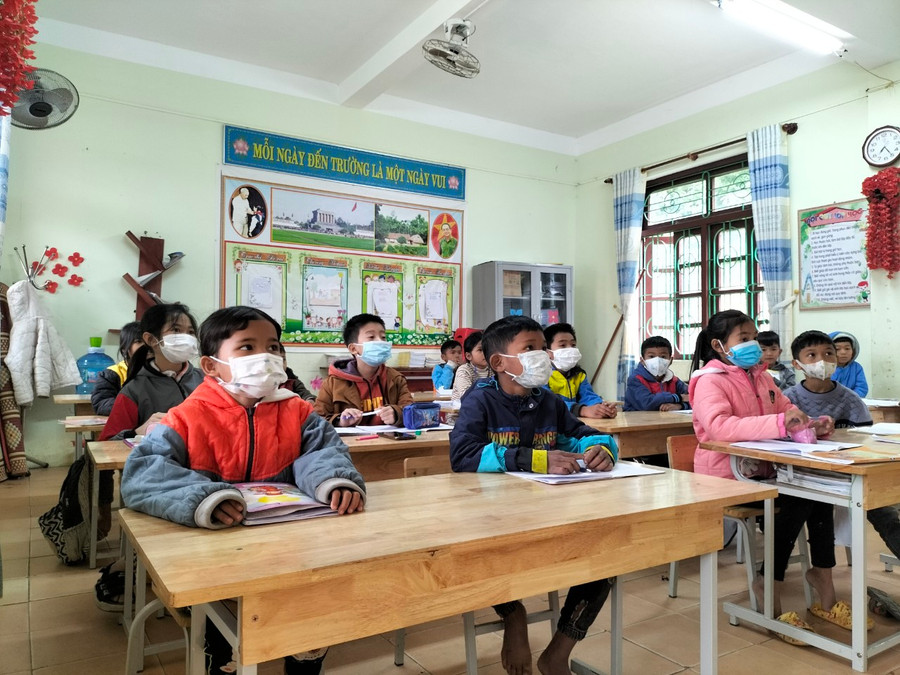 Các trường học miền núi Quảng Bình đã lùi thời gian học để đảm bảo an toàn cho học sinh khi đến lớp trong thời tiết giá rét.