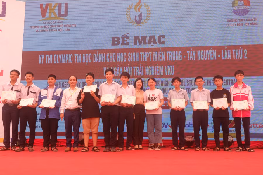 PGS.TS Huỳnh Công Pháp (thứ 4, từ trái sang) - Quyền Hiệu trường Trường ĐH CNTT&amp;TT Việt- Hàn trao giải nhất cho các thí sinh.