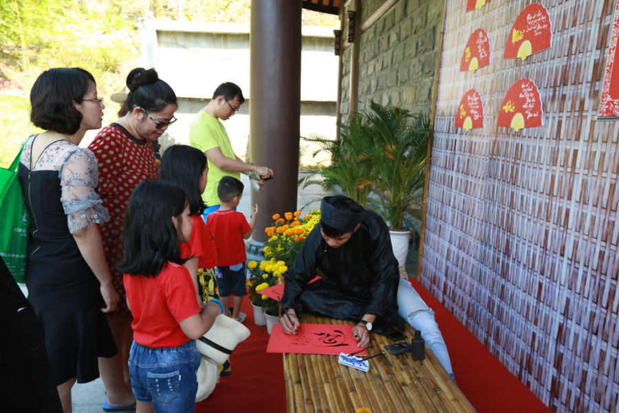 Xin chữ ngày đầu năm. Ảnh: Hoàng Vinh. Xin chữ ngày đầu năm. Ảnh: Hoàng Vinh.