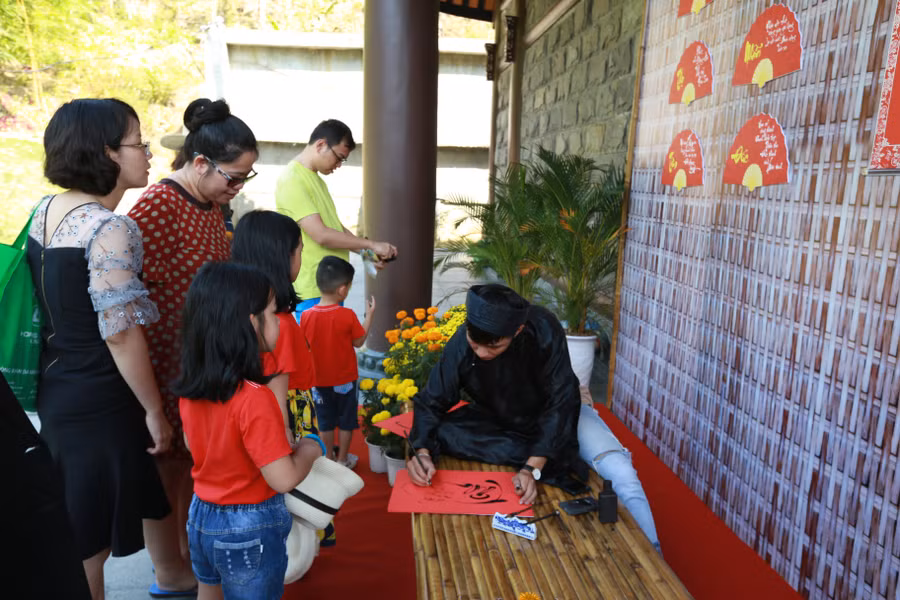 Xin chữ ngày đầu năm. Ảnh: Hoàng Vinh.