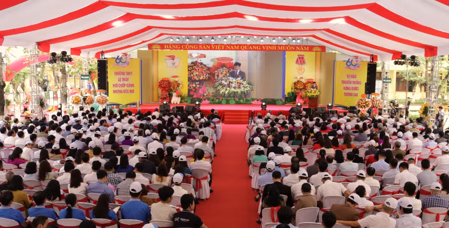 Hình ảnh toàn cảnh Lễ kỷ niệm 60 năm thành lập Trường THPT Lệ Thuỷ.