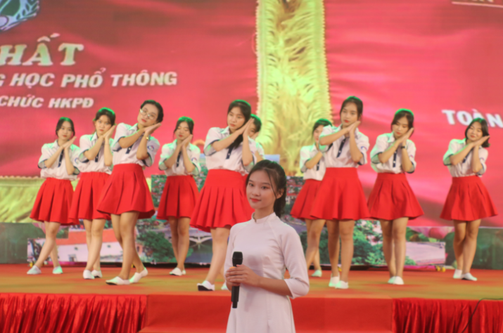 Các tiết mục văn nghệ được các em học sinh Trường THPT Lệ Thuỷ thể hiện ấn tượng.