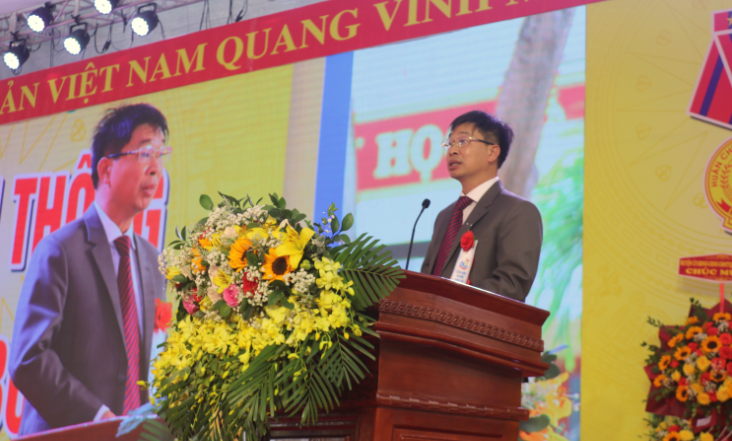 Thầy Hà Văn Trung, Hiệu trưởng Trường THPT Lệ Thuỷ phát biểu tại Lễ kỷ niệm 60 năm thành lập trường.