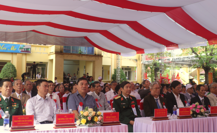 Các đại biểu tham dự Lễ kỷ niệm 60 năm thành lập Trường THPT Lệ Thuỷ.