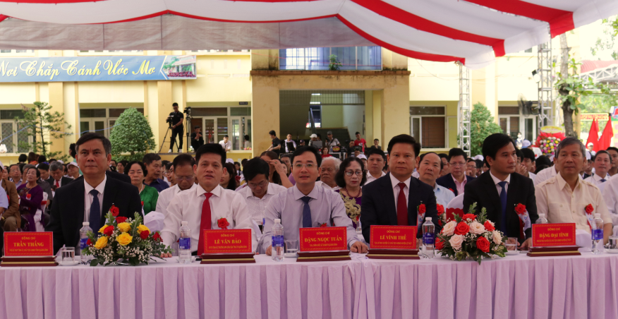 Đại biểu tham dự Lễ kỷ niệm 60 năm thành lập Trường THPT Lệ Thuỷ.