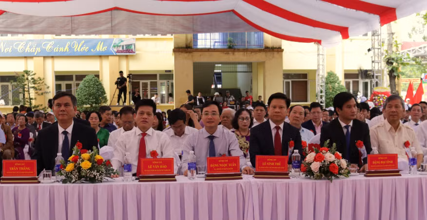 Đại biểu tham dự Lễ kỷ niệm 60 năm thành lập Trường THPT Lệ Thuỷ.