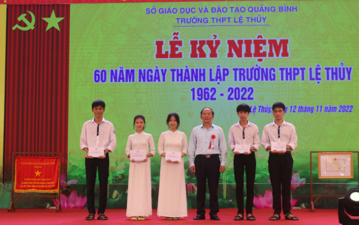 Hội Khuyến học tỉnh Quảng Bình cũng đã trao 5 suất học bổng, mỗi suất trị giá 1 triệu đồng cho 5 học sinh của trường.