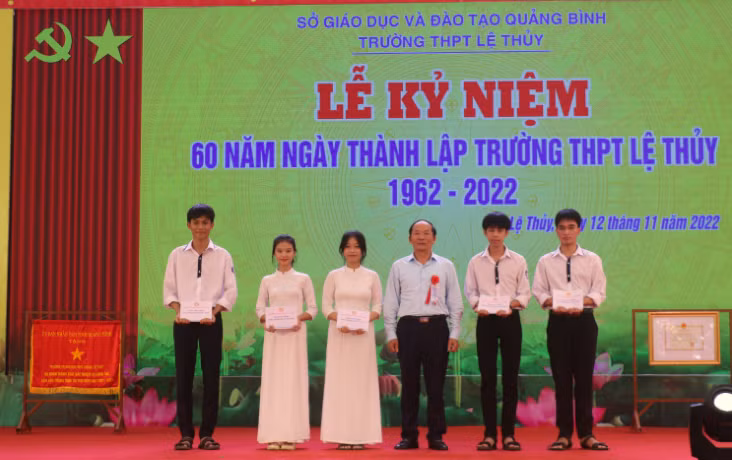 Hội Khuyến học tỉnh Quảng Bình cũng đã trao 5 suất học bổng, mỗi suất trị giá 1 triệu đồng cho 5 học sinh của trường.