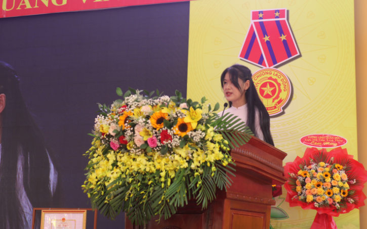 Đại diện học sinh của Trường THPT Lệ Thuỷ phát biểu cảm nghĩ tại Lễ kỷ niệm thành lập trường.