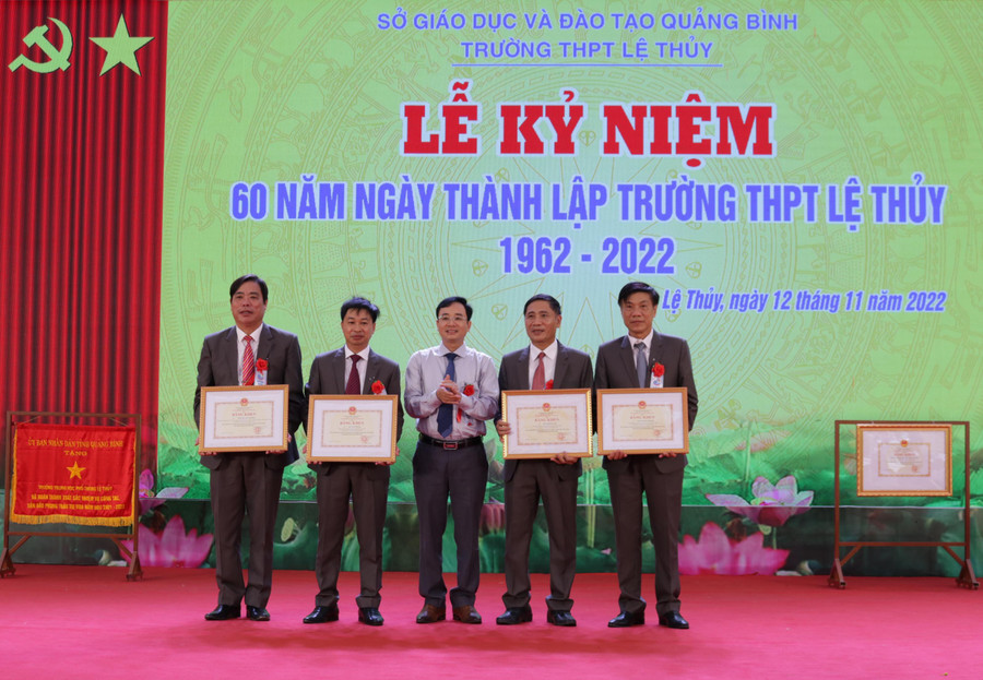 Thừa uỷ quyền Bộ Giáo dục và Đào tạo, Giám đốc Sở Giáo dục và Đào tạo Quảng Bình, ông Đặng Ngọc Tuấn đã tặng Bằng khen của Bộ cho các cá nhân Trường THPT Lệ Thuỷ.