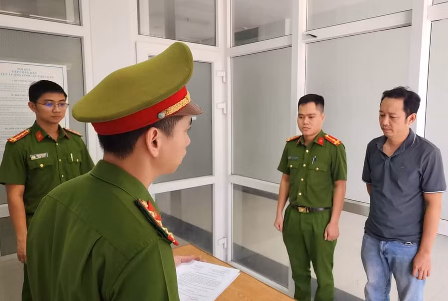 Công an tống đạt quyết định khởi tố bị can và thực hiện lệnh bắt tạm giam đối với ông Lâm Học. (Ảnh: Công an Đà Nẵng)