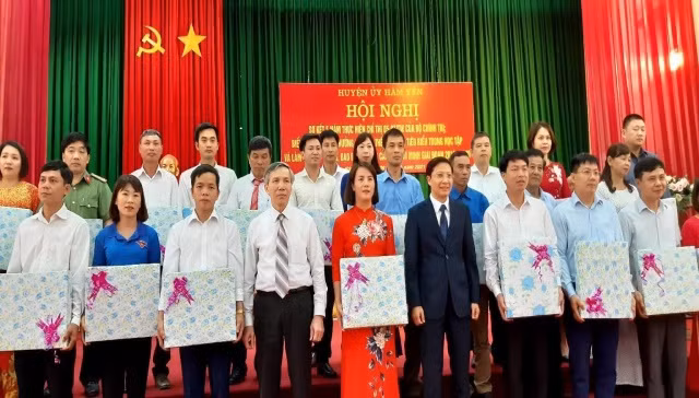 Chi bộ nhà trường được Huyện ủy Hàm Yên biểu dương trong công tác học tập và làm theo tư tưởng, đạo đức, phong cách Hồ Chí Minh