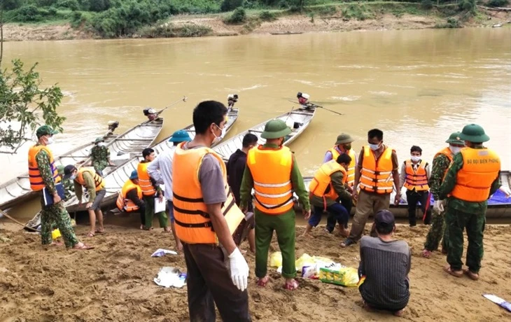 Thi thể nạn nhân được tìm thấy tại khe mương bản Hôi Rấy, xã Trường Sơn (Ảnh: C.T).